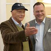 Michael Seidl (rechts) sponserte die Mütze von Niki Lauda für 1,2 Millionen Euro pro Jahr, zahlte aber nur einmal 600.000 Euro © Money Service Group