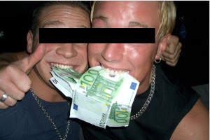 Selbstdarstellung von Stephan Schäfer (37, links) und Jonas Köller (35) mit 100-Euro-Bündeln im Mund 