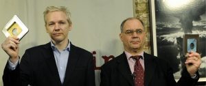Ex-Julius-Bär-Manager Rudolf Elmer (r.) übergibt Steuer-CDs an Wikileaks-Chef Julian Assange (l.)