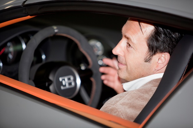 Invensys-Hintermann Dr. Uwe Kirchgatter bei Probefahrt eines 1,1 Millionen Euro teuren Bugatti. Woher kommt das Geld für den Luxus?