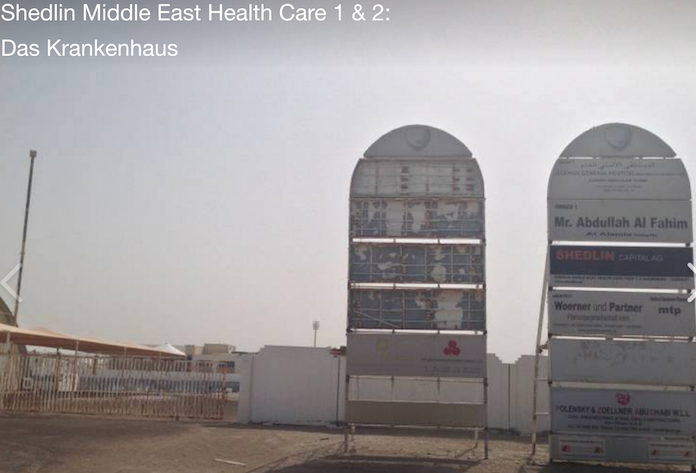 Keine Ärzte, kein Bauarbeiter, nur eine Baugrube hinter einem rostigen Zaun in der Wüste von Abu Dhabi © Rechtsanwalt Georg Schepper aus Bielefeld