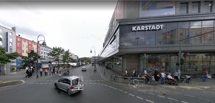 Karstadt am Hermannplatz in Kreuzberg zur Grenze nach Neukölln (links) © google streetview vom Juni 2008