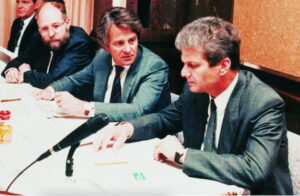 1972 auf einer Pressekonferenz: die drei SAP-Gründer von links nach rechts Klaus Tschira (1940-2015), Professor Hasso Plattner (heute 77) und Dietmar Hopp (heute 81), die heute zusammen noch1 Prozent an der SAP SE aus Walldorf in der Kurpfalz halten © Pressefoto SAP SE